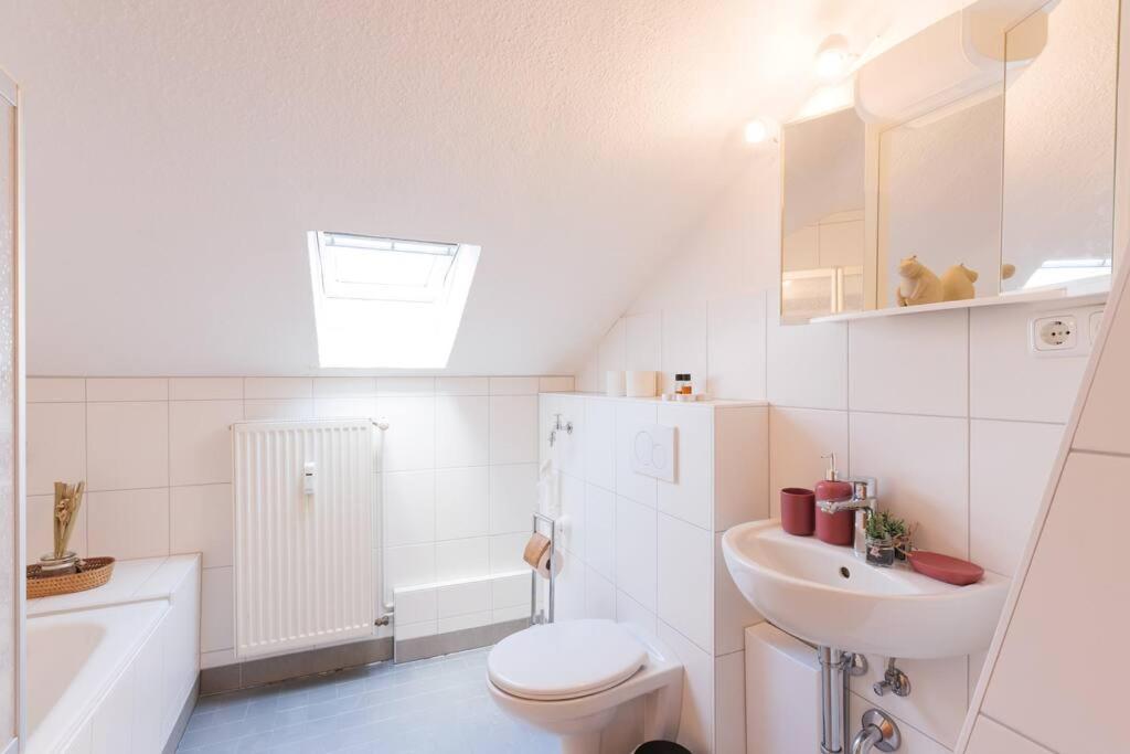 - 3-Bedroom Apartment Luxury: Central & Spacious In Duisburg & Big Tv And Kitchen - Luaran gambar