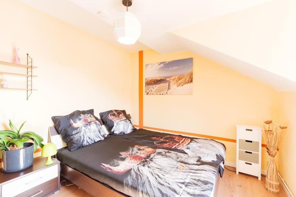 - 3-Bedroom Apartment Luxury: Central & Spacious In Duisburg & Big Tv And Kitchen - Luaran gambar