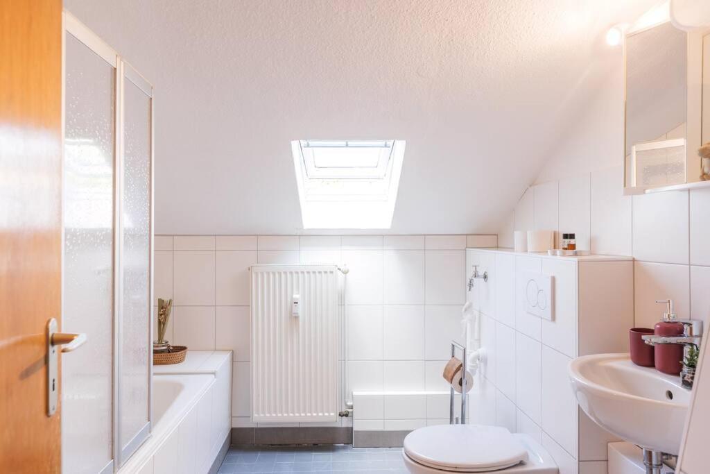 - 3-Bedroom Apartment Luxury: Central & Spacious In Duisburg & Big Tv And Kitchen - Luaran gambar